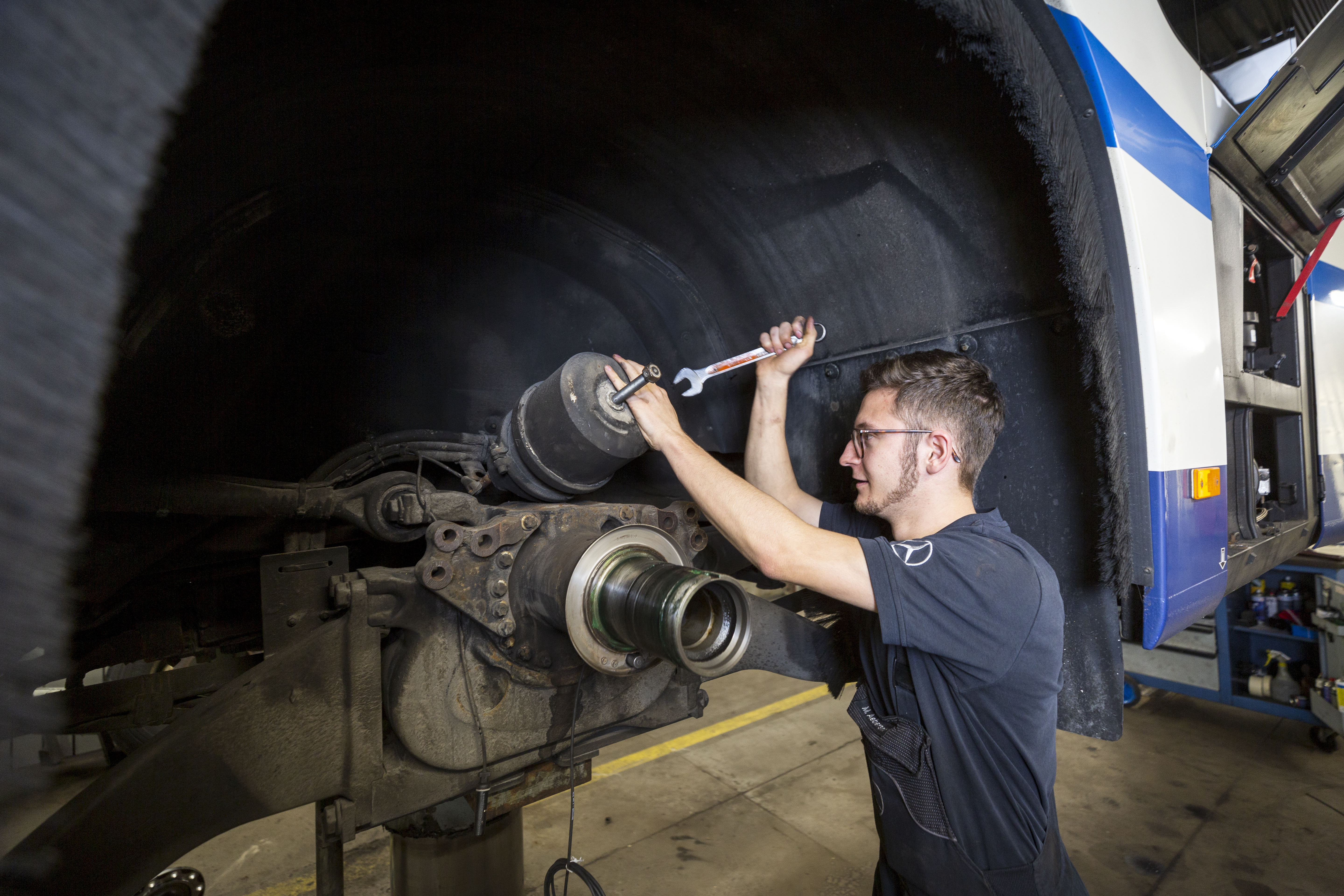 Mitarbeiter Bus am reparieren