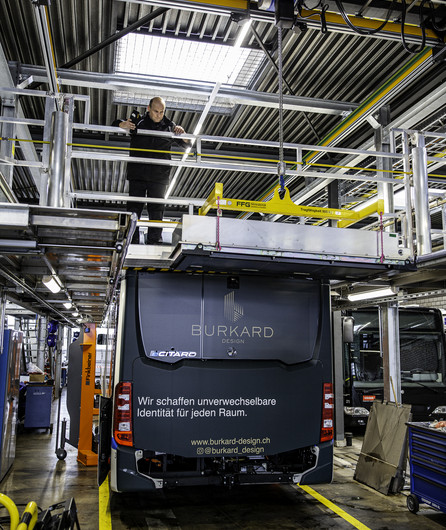 Bus in der Technik Tankstelle