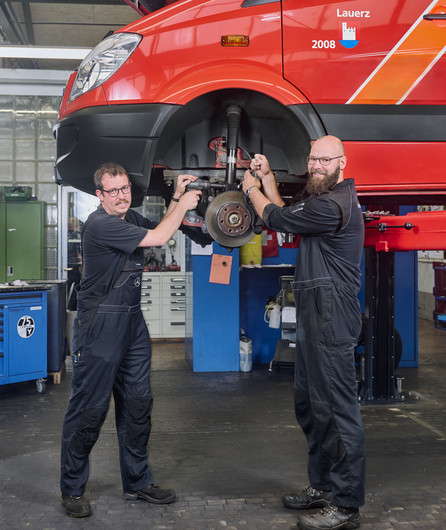 Mitarbeiter machen Fahrzeug Service