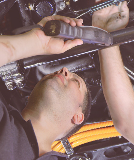 Mechaniker reparieren den EBus