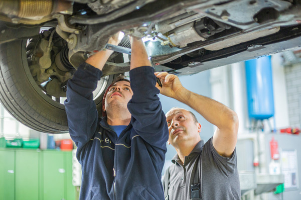 Mitarbeiter machen Fahrzeug Service