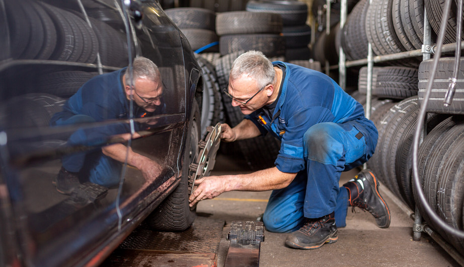 Mitarbeiter machen Fahrzeug Service