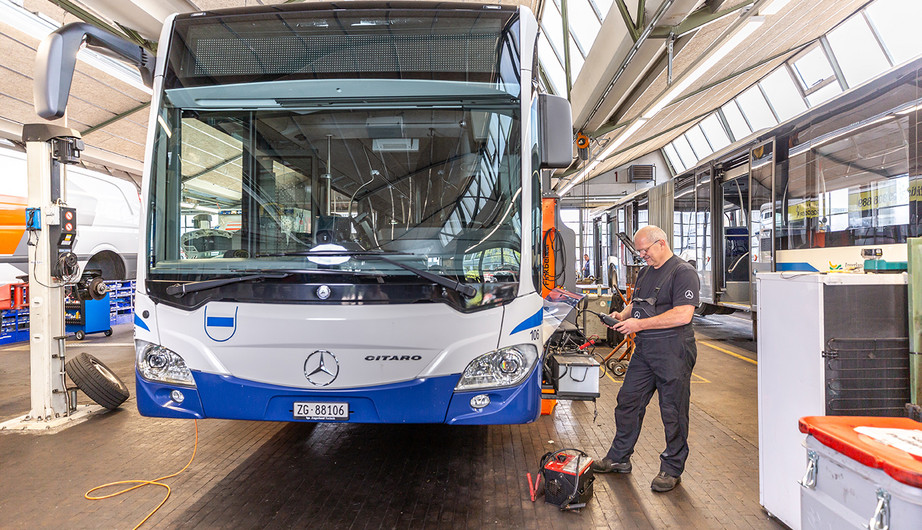 Mitarbeiter repariert Bus